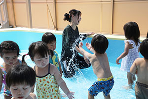 8月生まれのお誕生会　ー金魚すくいー　ひよこ・あひる・ぺんぎん