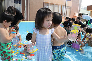 8月生まれのお誕生会　ー金魚すくいー　ひよこ・あひる・ぺんぎん