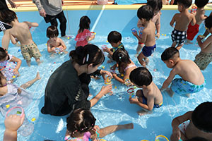 8月生まれのお誕生会　ー金魚すくいー　ひよこ・あひる・ぺんぎん