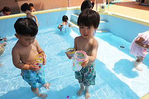 8月生まれのお誕生会　ー金魚すくいー　ひよこ・あひる・ぺんぎん