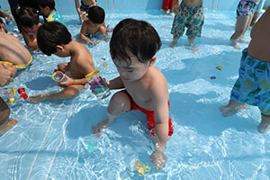 8月生まれのお誕生会　ー金魚すくいー　ひよこ・あひる・ぺんぎん