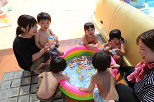 8月生まれのお誕生会　ー金魚すくいー　ひよこ・あひる・ぺんぎん