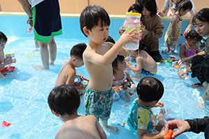 8月生まれのお誕生会　ー金魚すくいー　ひよこ・あひる・ぺんぎん