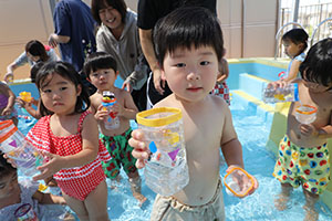 8月生まれのお誕生会　ー金魚すくいー　ひよこ・あひる・ぺんぎん