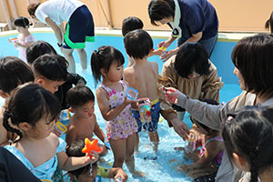 8月生まれのお誕生会　ー金魚すくいー　ひよこ・あひる・ぺんぎん