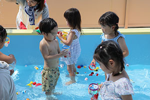 8月生まれのお誕生会　ー金魚すくいー　ひよこ・あひる・ぺんぎん