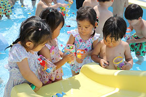 8月生まれのお誕生会　ー金魚すくいー　ひよこ・あひる・ぺんぎん