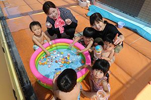 8月生まれのお誕生会　ー金魚すくいー　ひよこ・あひる・ぺんぎん