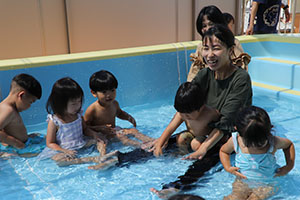 8月生まれのお誕生会　ー金魚すくいー　ひよこ・あひる・ぺんぎん