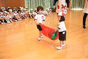 8月生まれのお誕生会　ースイカ運びリレーー　年少組