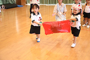 8月生まれのお誕生会　ースイカ運びリレーー　年少組