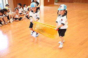 8月生まれのお誕生会　ースイカ運びリレーー　年少組