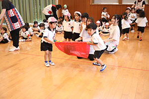 8月生まれのお誕生会　ースイカ運びリレーー　年少組