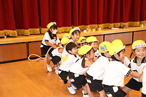 8月生まれのお誕生会　ーつなひきー　年中組