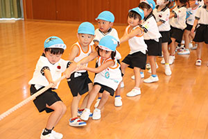 8月生まれのお誕生会　ーつなひきー　年中組