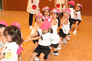 8月生まれのお誕生会　ーつなひきー　年中組
