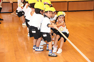 8月生まれのお誕生会　ーつなひきー　年中組