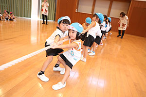 8月生まれのお誕生会　ーつなひきー　年中組