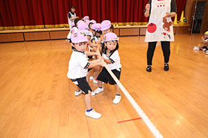 8月生まれのお誕生会　ーつなひきー　年中組