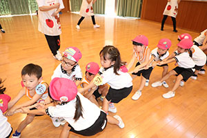 8月生まれのお誕生会　ーつなひきー　年中組