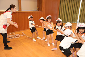 8月生まれのお誕生会　ーつなひきー　年中組
