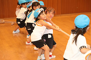 8月生まれのお誕生会　ーつなひきー　年中組