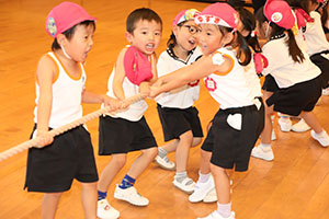 8月生まれのお誕生会　ーつなひきー　年中組