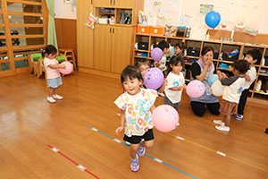 風船遊び　ぺんぎん