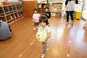 風船遊び　ぺんぎん