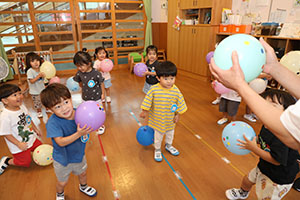 風船遊び　ぺんぎん
