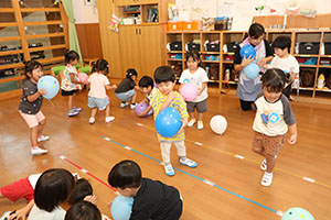 風船遊び　ぺんぎん