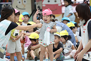 かけっこの活動　2歳児クラス