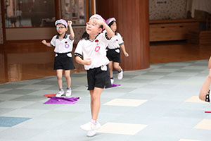 運動会　リズム活動の練習　ばら・すみれ