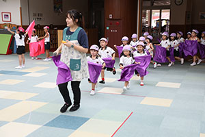 運動会　リズム活動の練習　ばら・すみれ