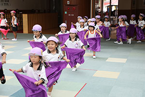 運動会　リズム活動の練習　ばら・すみれ
