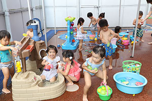 今年度最後の水遊び　楽しかったね　2歳児クラス