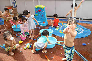 今年度最後の水遊び　楽しかったね　2歳児クラス
