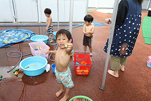 今年度最後の水遊び　楽しかったね　2歳児クラス