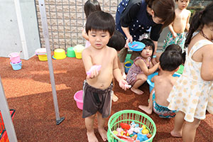今年度最後の水遊び　楽しかったね　2歳児クラス