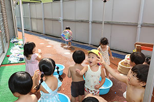 今年度最後の水遊び　楽しかったね　2歳児クラス