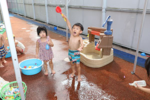 今年度最後の水遊び　楽しかったね　2歳児クラス