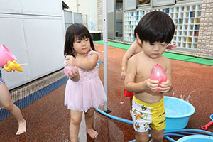 今年度最後の水遊び　楽しかったね　2歳児クラス