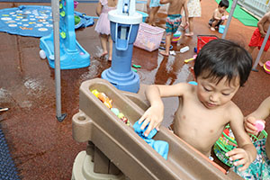 今年度最後の水遊び　楽しかったね　2歳児クラス