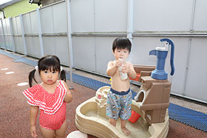 今年度最後の水遊び　楽しかったね　2歳児クラス