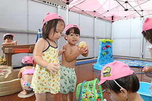 今年度最後の水遊び　楽しかったね　2歳児クラス