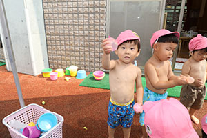 今年度最後の水遊び　楽しかったね　2歳児クラス