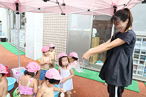 今年度最後の水遊び　楽しかったね　2歳児クラス