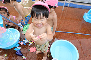 今年度最後の水遊び　楽しかったね　2歳児クラス