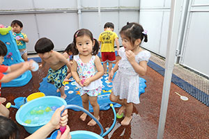 今年度最後の水遊び　楽しかったね　2歳児クラス