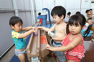 今年度最後の水遊び　楽しかったね　2歳児クラス